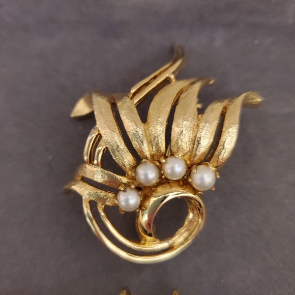 ♥️HOST PIC♥️ Brooch Signed Brooks Pearls ~Vintage Jewelry Set ~ Vintage Earrings - Picture 3 of 9